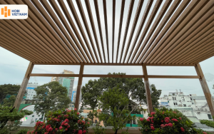 Giàn hoa gỗ nhựa Hobi làm lam che nắng sân thượng