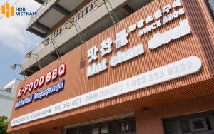 Lam sóng gỗ nhựa ốp tường làm biển bảng quán ăn