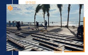 Thợ lắp đặt thanh đà gỗ nhựa Hobiwood