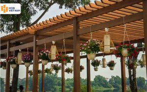 Giàn hoa pergola làm từ thanh lam, trụ gỗ nhựa Hobiwood
